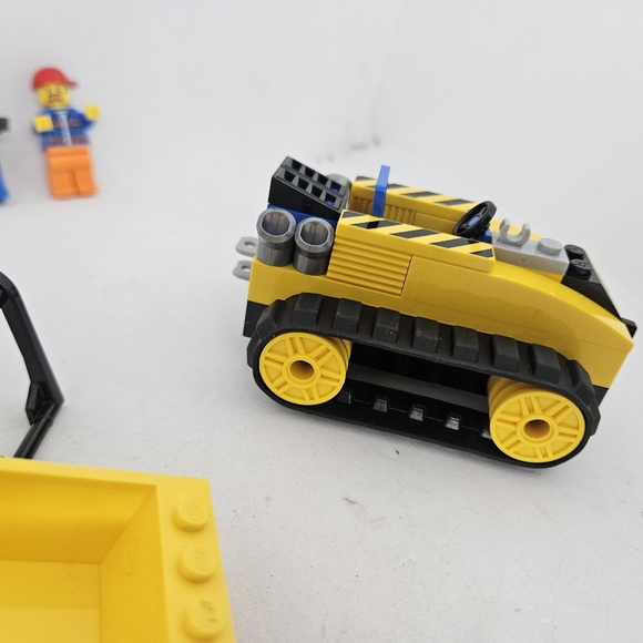 LEGO CITY Construction Bulldozer (60252) & Incomplete With Minifigures NO Box.  - Picture 8 of 11